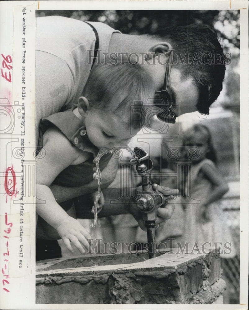 Press Photo Bruce Spooner And 11 Month Old Son, Bucky, Drinking From Fountain - Historic Images