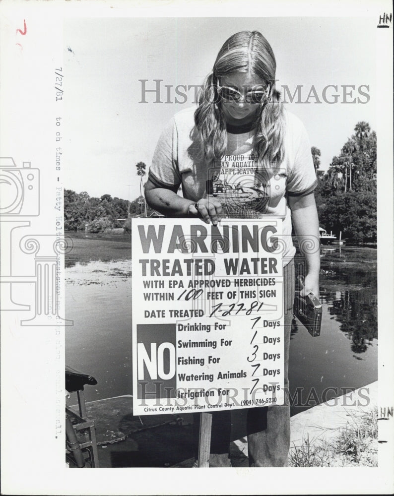 1981 Press Photo Patty Helton Views Water pollution Sign Florida - Historic Images