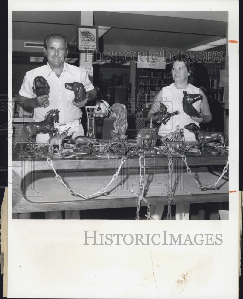 1975 Marvin Bayer And His Wife Display Wooden Carving He Has Created - Historic Images