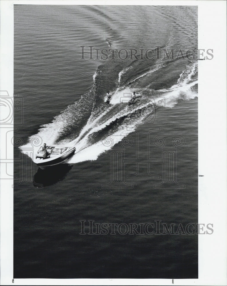 1990 Press Photo Water Skiing Motor Boat - Historic Images