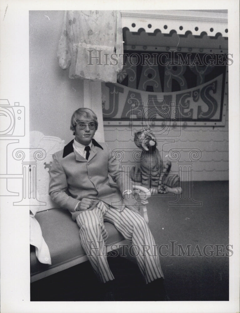 1972 boys salesclerk women&#39;s dress shop - Historic Images