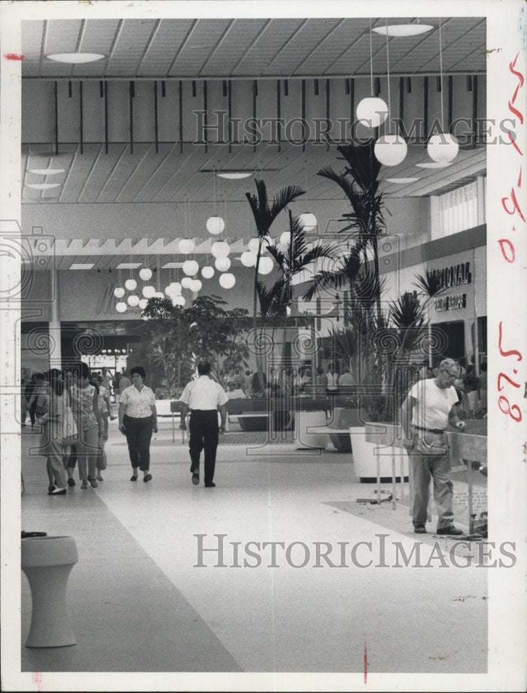 1967 Press Photo workmen mall Thursday opening Bay area shopping center - Historic Images