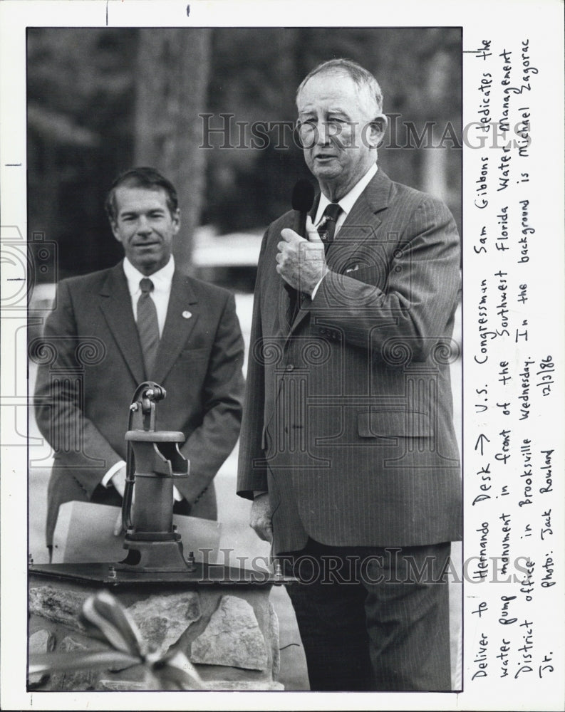 1986 Press Photo Rep Sam Gibbons dedicates water pump monument - Historic Images