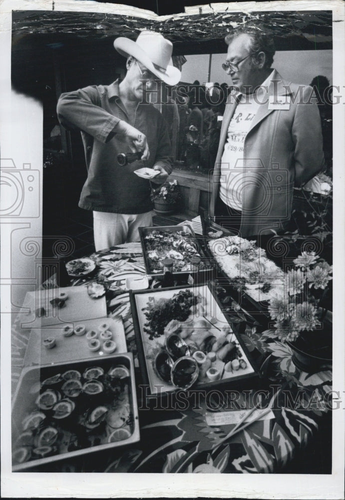 1980 Press Photo Larry Hagman actor grub outdoor buffet - Historic Images