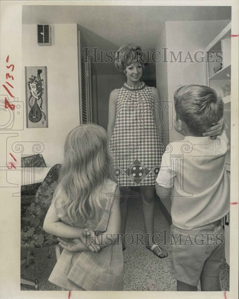 Press Photo Modeling a Checkered Preggy Dress. - Historic Images
