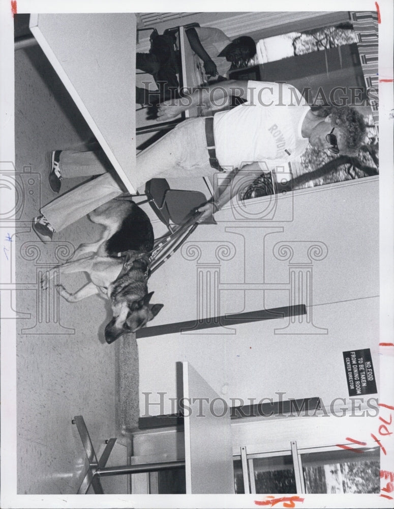 1980 Press Photo George Hahn VA Medical Center Luncheon Seeing-Eye Dog - Historic Images