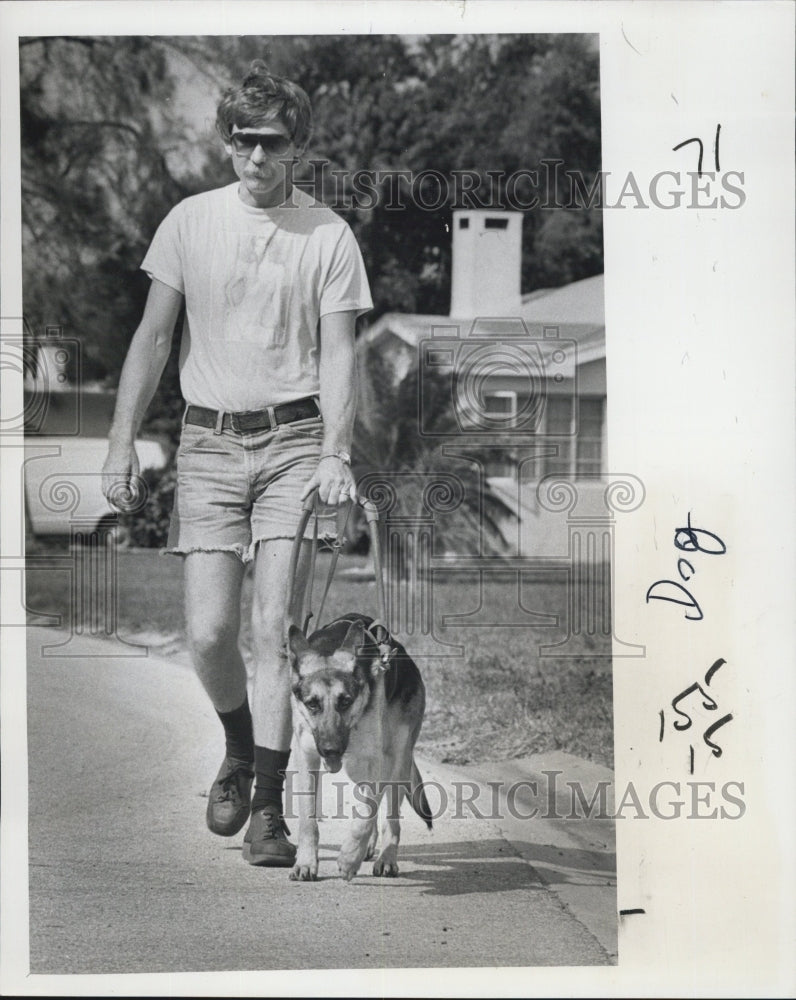 1978 Press Photo Hahn and his seeing eye dog at work. - Historic Images