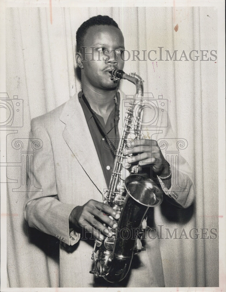 1957 Press Photo Evans Haile with his Saxophone - Historic Images