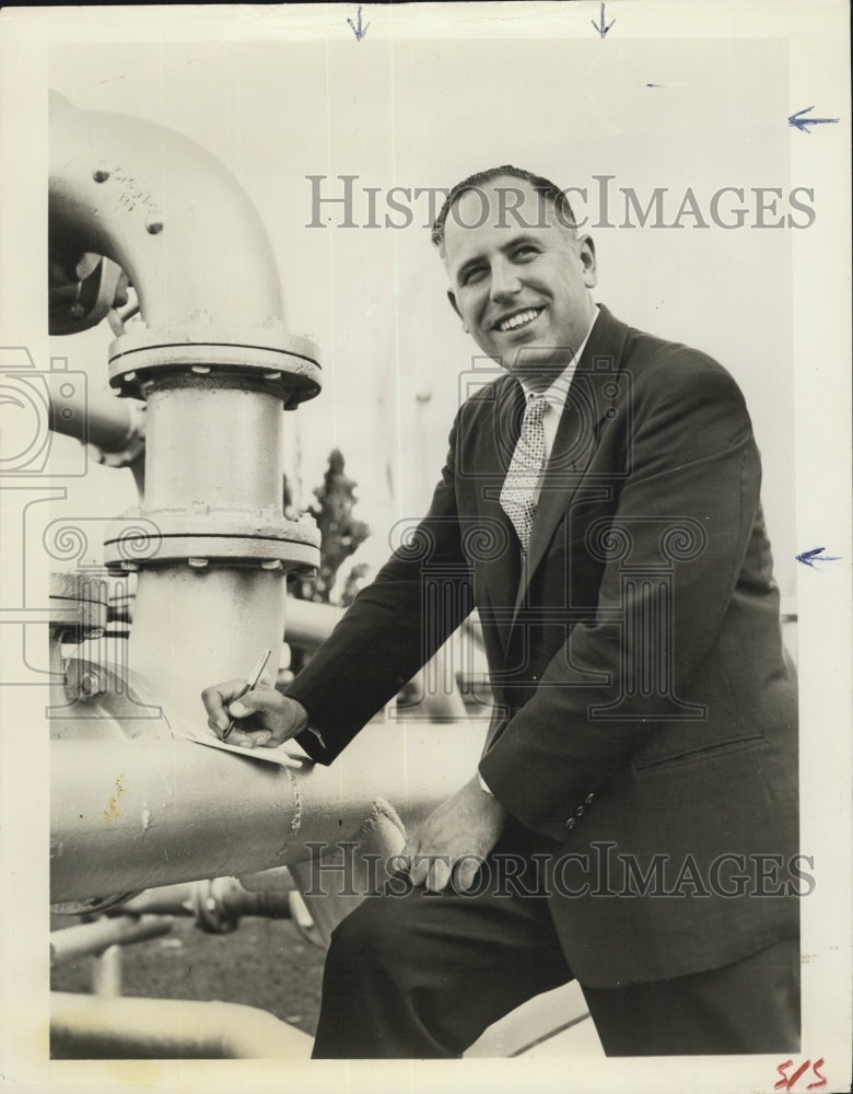 1962 Arthur Hailey the man in the picture above. - Historic Images