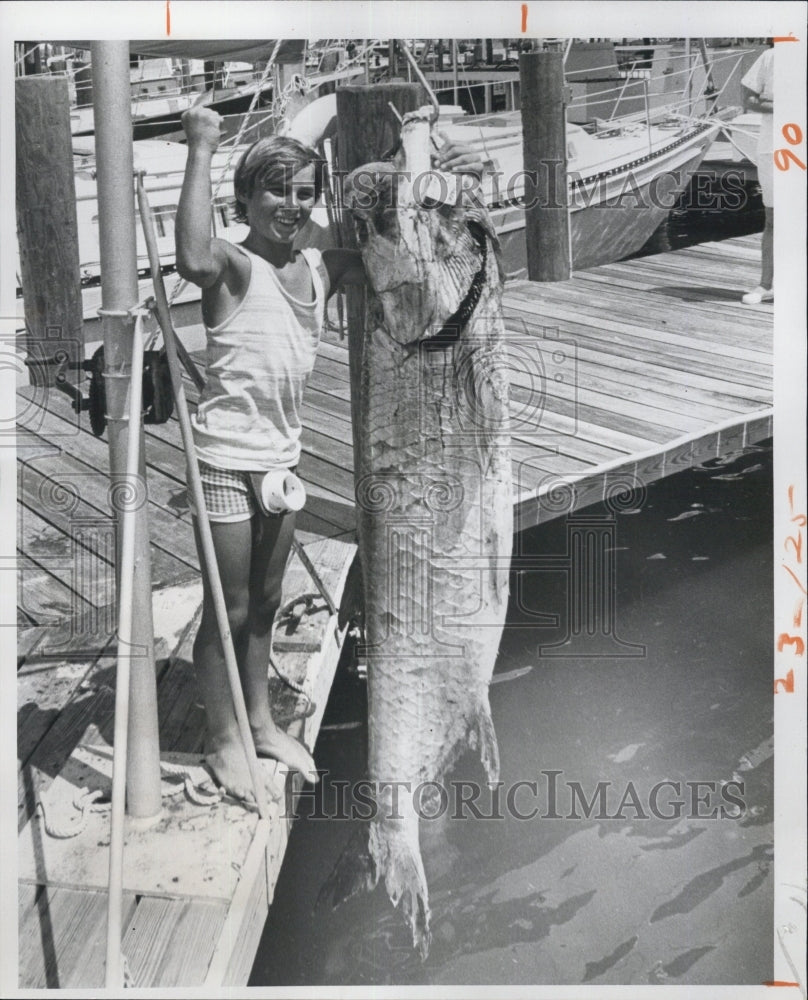 1975 Press Photo Scott Wallace with 102 pound haul. - Historic Images