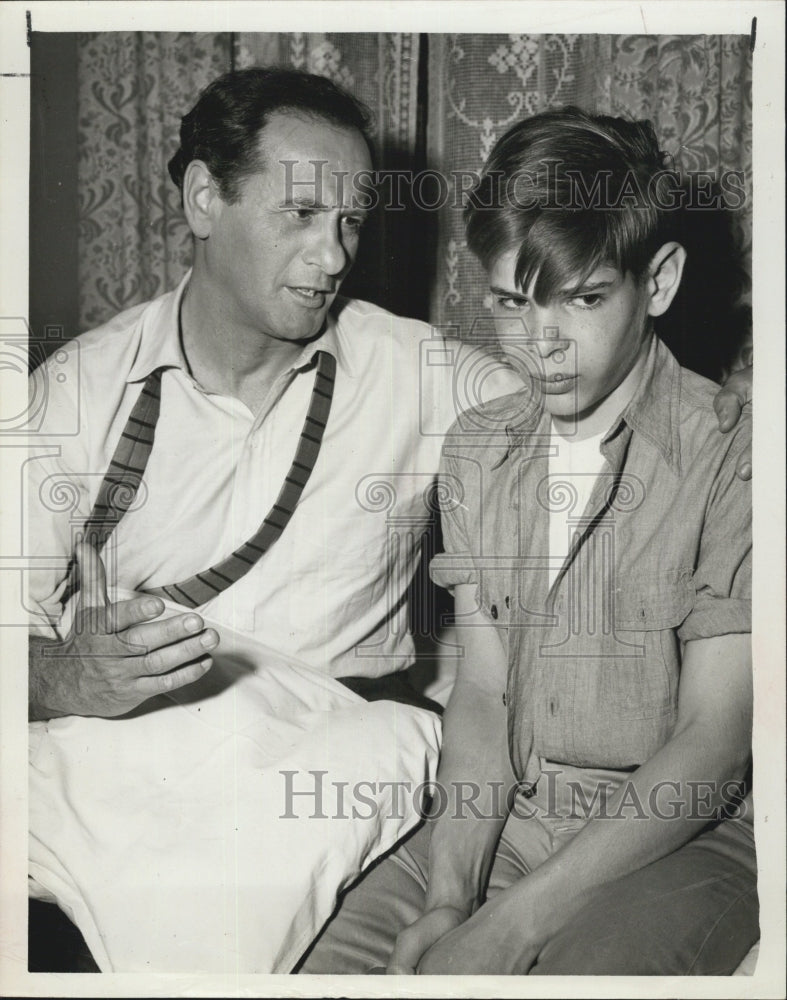 1962 Eli Wallach while a conversation with the child. - Historic Images