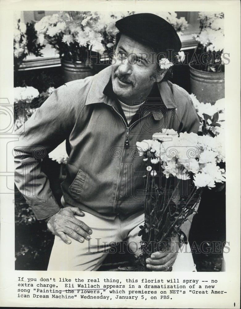 1971 Eli Wallach in dramatization of a new song &quot;Painting the Flowers&quot; - Historic Images