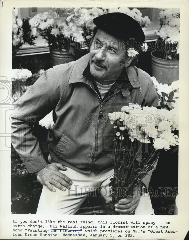 1970 Press Photo Eli Wallach in dramatization of a new song &quot;Painting the Flower - Historic Images