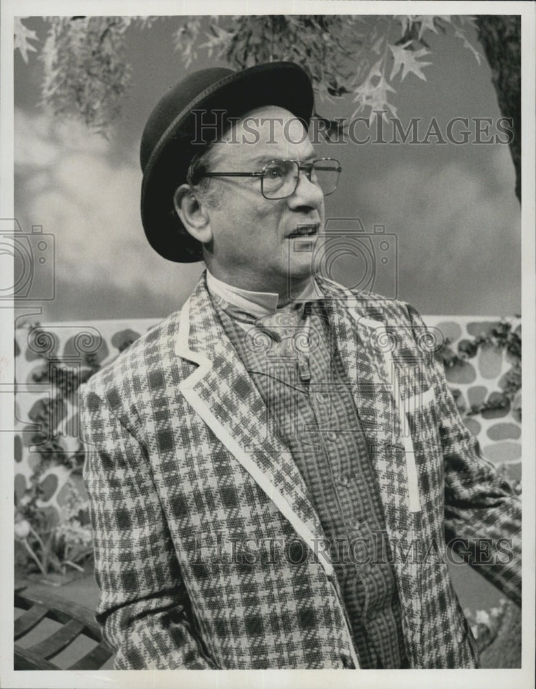 1975 Press Photo Eli Wallach in &quot;Captain Kangaroo&quot; - RSG64787 - Historic Images