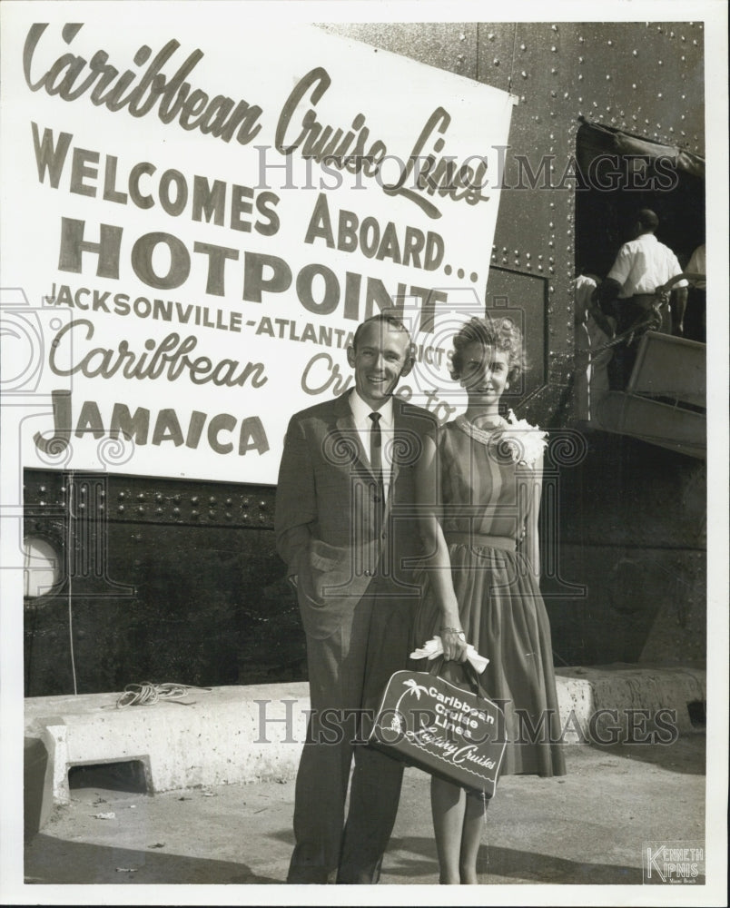 Press Photo Mr and Mrs J.W. Waller of Sunray Appliance Enjoys Caribbean Cruise - Historic Images