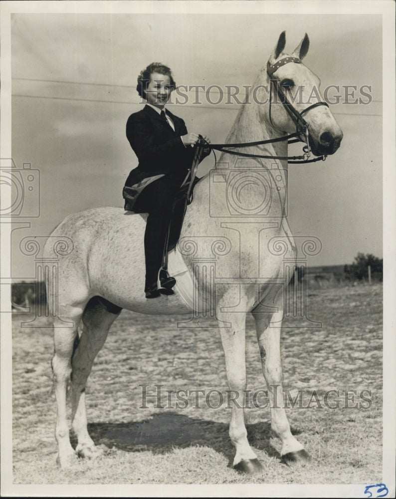 Press Photo Elizabeth Waller Horseback Riding - Historic Images