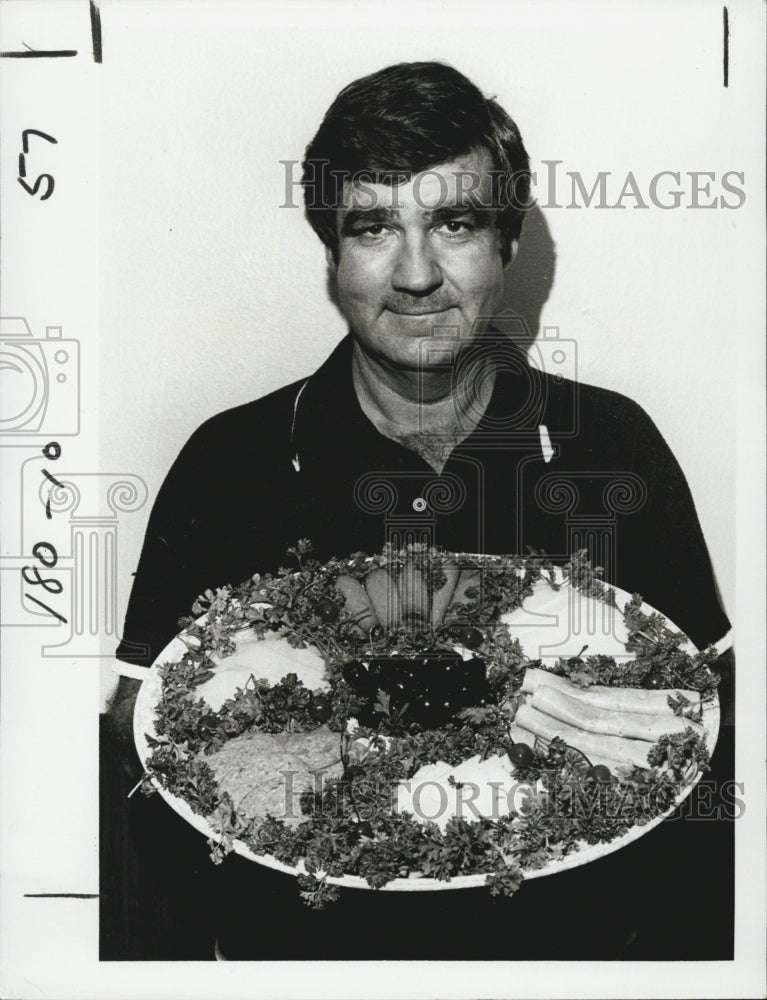 1979 Press Photo Jim Hannaford holds a party tray from Corned Beef Corner. - Historic Images