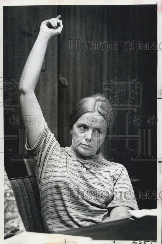 1976 Bobbie Macdonald raises arm to make a point. - Historic Images