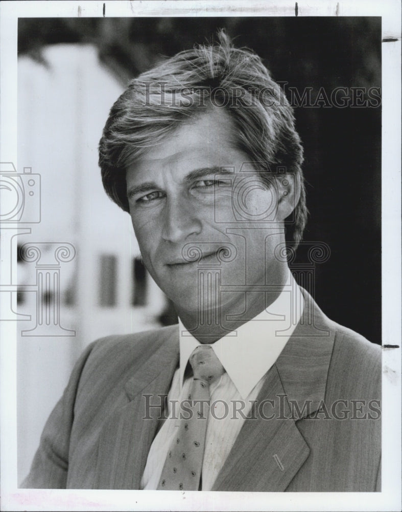 1984 Press Photo Simon MacCorkindale of CBS' "Falcon Crest" - Historic Images