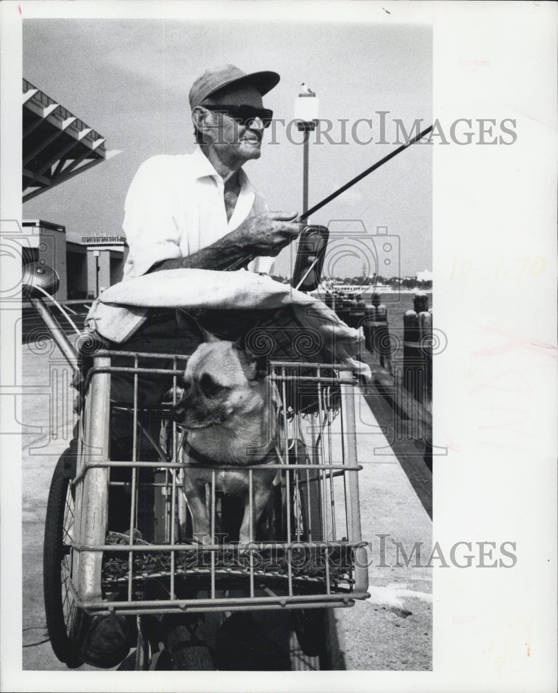 1975 Press Photo Ralph Madsen with his buddie - Historic Images