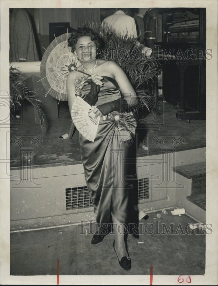 1958 Press Photo Mrs.Louise Macon wearing her gown shown picture above. - Historic Images