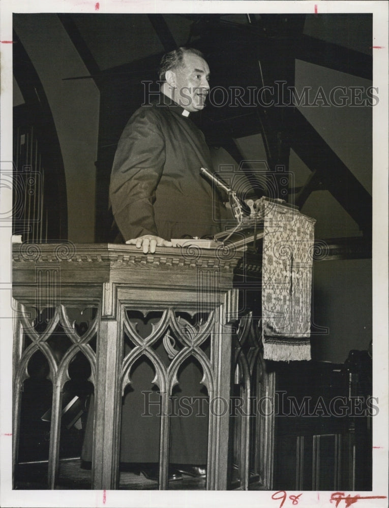 1963 Press Photo Father Maclean-  speaking at St.Peter&#39;s church. - Historic Images