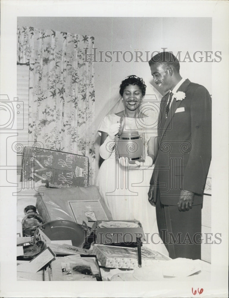 1958 Press Photo Mr. &amp; Mrs Straws, Gifts After Wedding - RSG65085 - Historic Images