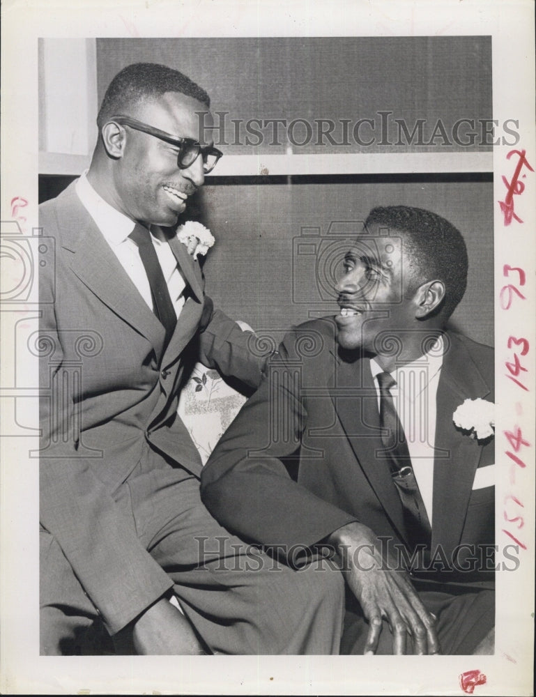 1958 Press Photo Zack Matthew Straws with Best Man - Historic Images