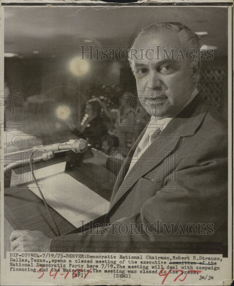 1973 Robert S. Strauss presides over a closed meeting. - Historic Images