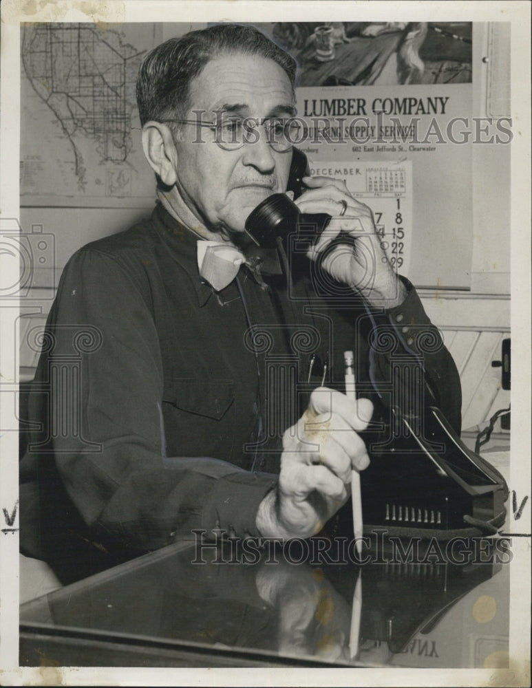 Press Photo Roger Wilson -a man in the picture who looks to the future. - Historic Images