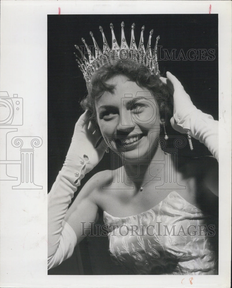 1958 Linda Wilson wearing the crown - Historic Images