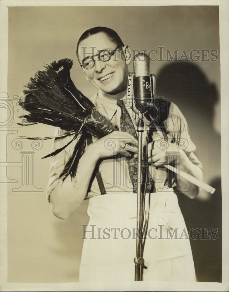 1945 Entertainer Ward Wilson on the radio - Historic Images