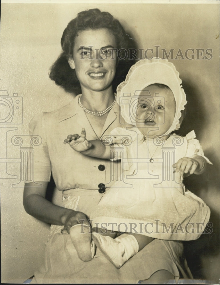 1944 Mrs Williard Wilson and baby Carolyn Jean - Historic Images