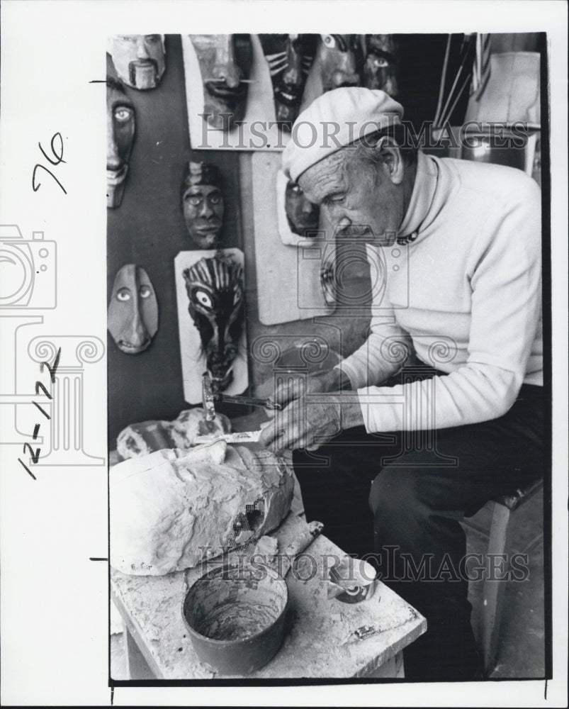 1979 Press Photo Duke Mahoney with his gallery of faces. - Historic Images