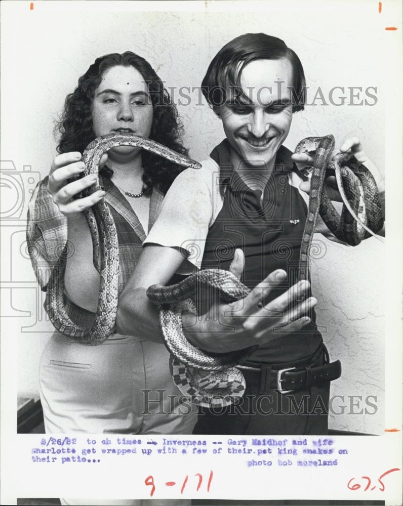 1982 Press Photo Charlotte & Gary Maidhof and pet king snakes - Historic Images