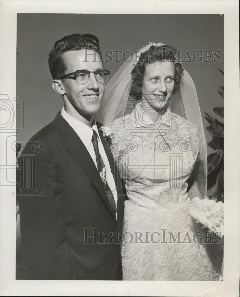 1966 Press Photo Mr. and Mrs. Raymond Keith Walsh show in the picture. - Historic Images