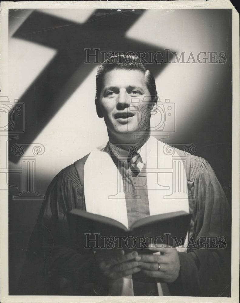 Press Photo Gordon MacRae on radio&#39;s &quot;The Railroad Hour&quot; - Historic Images