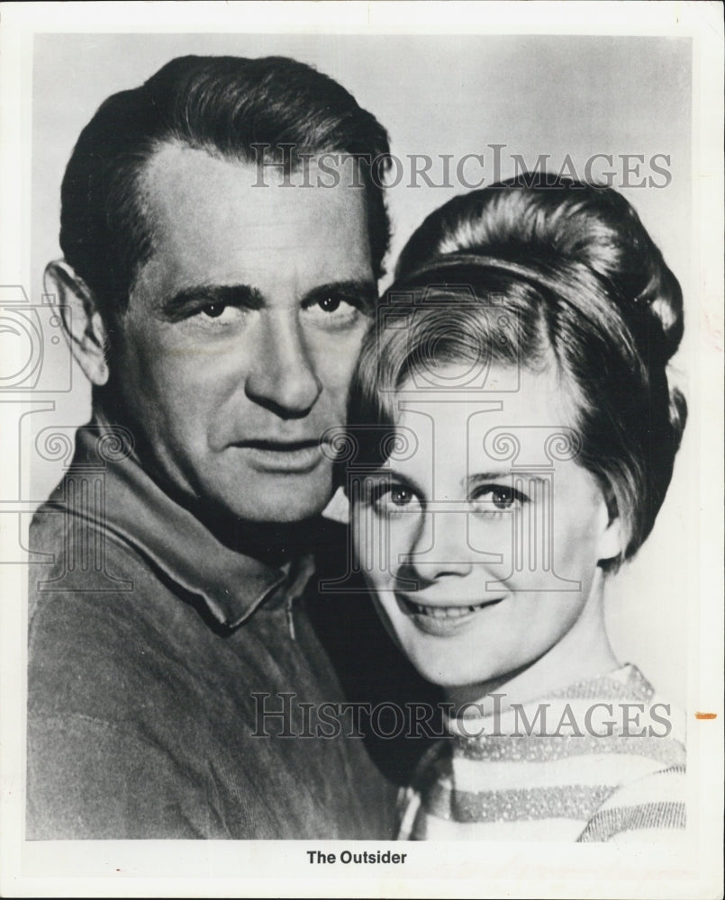 1971 Darren McGavin and Nancy alone co-star in "The Outsider" - Historic Images