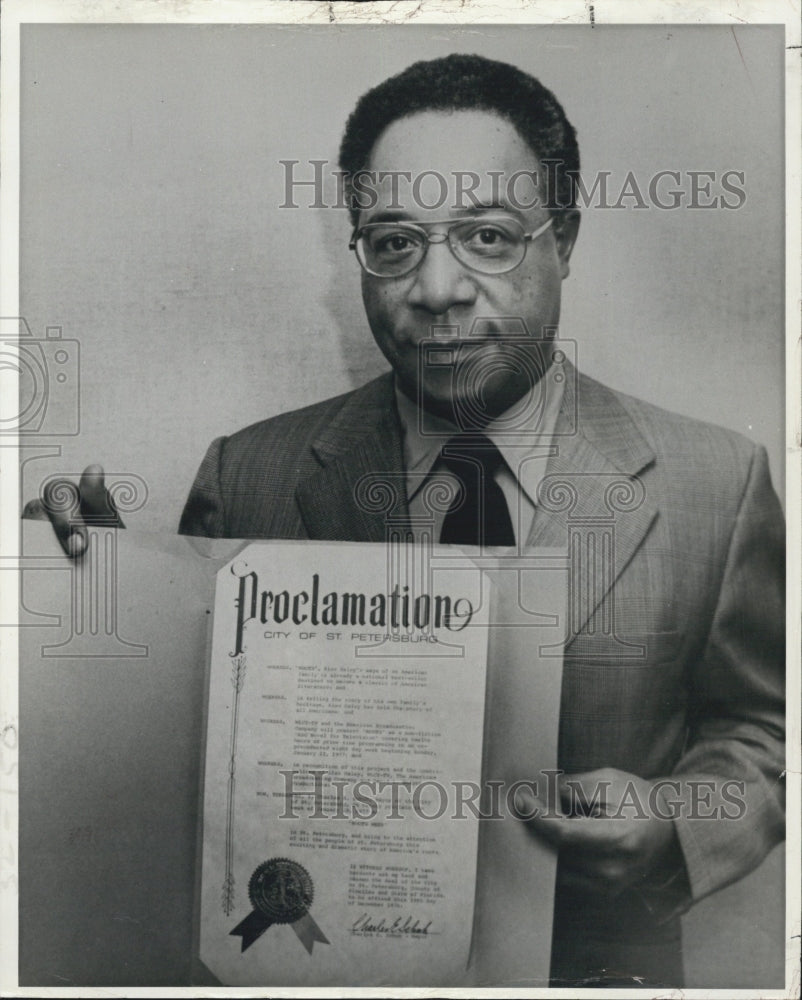 1977 Alex Haley shown with a proclamation form - Historic Images