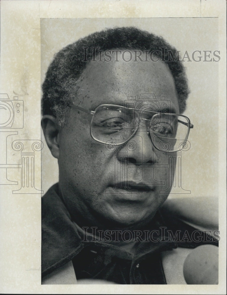 1981 Press Photo Alex Haley Author Writes About West African Soul Of People - Historic Images