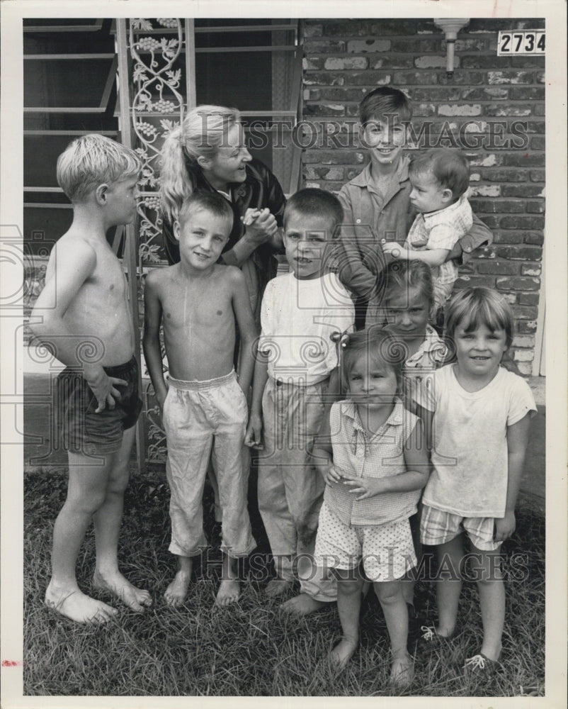 1962 Press Photo Mrs. Lamont Hall and Her Eight Homeless Children - Historic Images