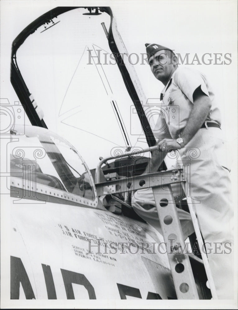 Press Photo Captain Gordon Palenius Air Force - Historic Images