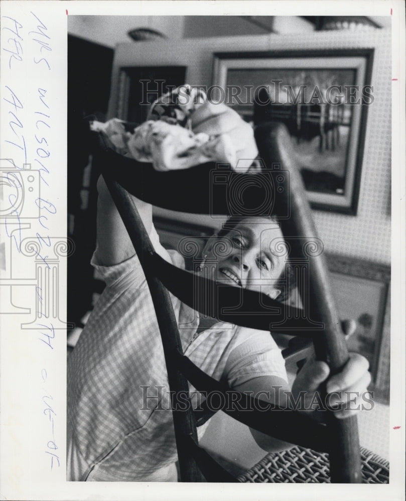 Press Photo Roberta Wilson Woman Cleaning Chair - Historic Images