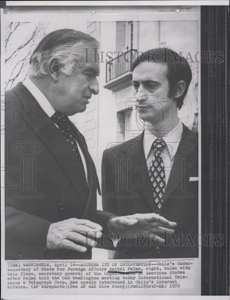 1972 Anibal Palma Chile Undersecretary of State talk with Galo Plaza - Historic Images