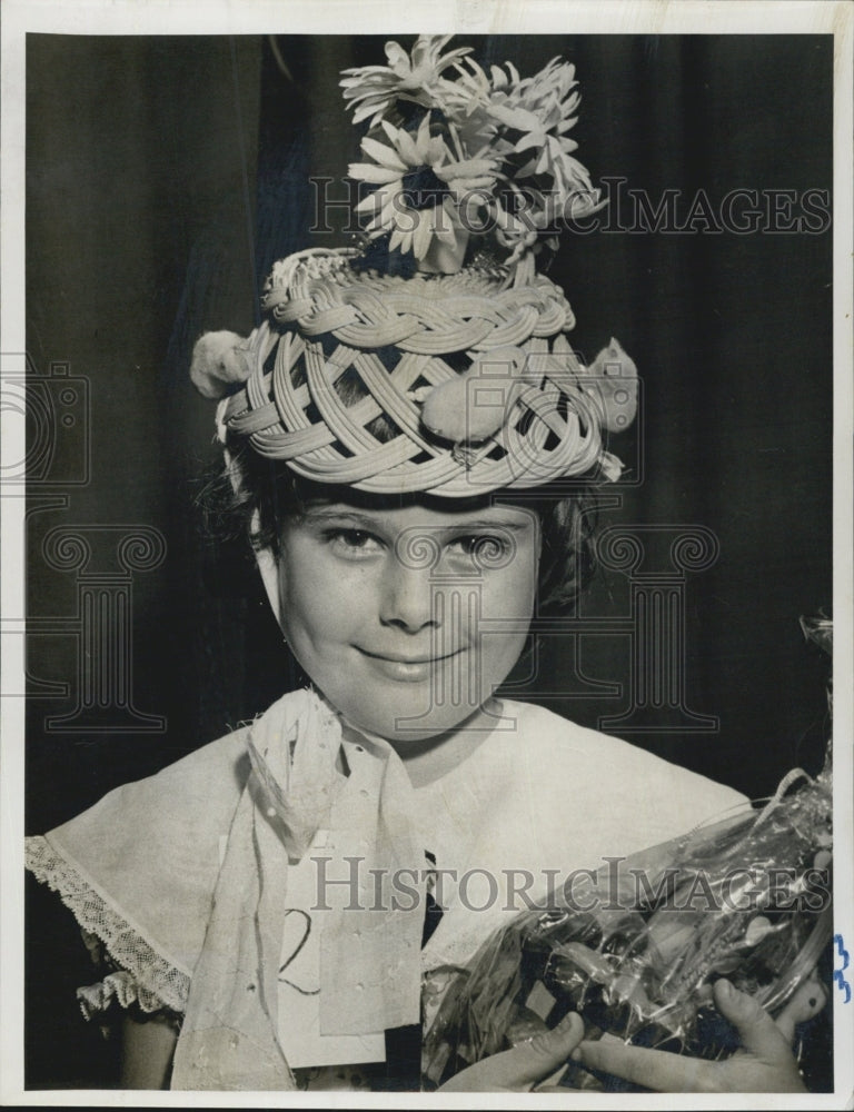 Press Photo Diane Page Wearing Basket Hat - Historic Images