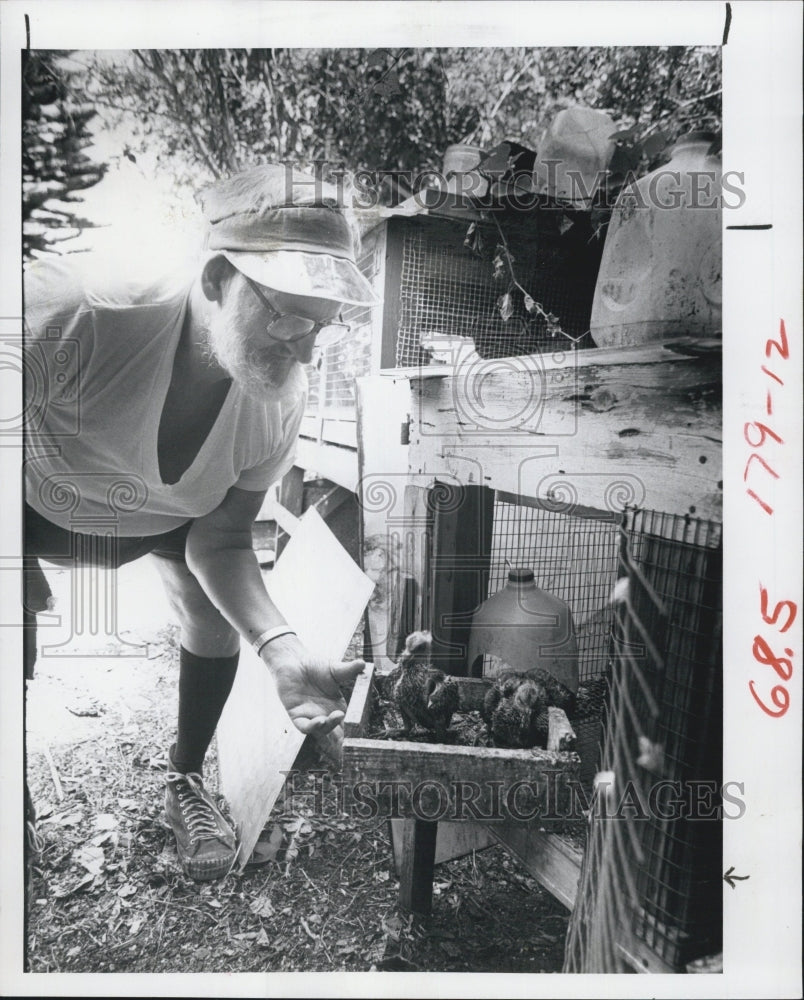 1980 Press Photo Joe Johnson Raises Pigeons - Historic Images