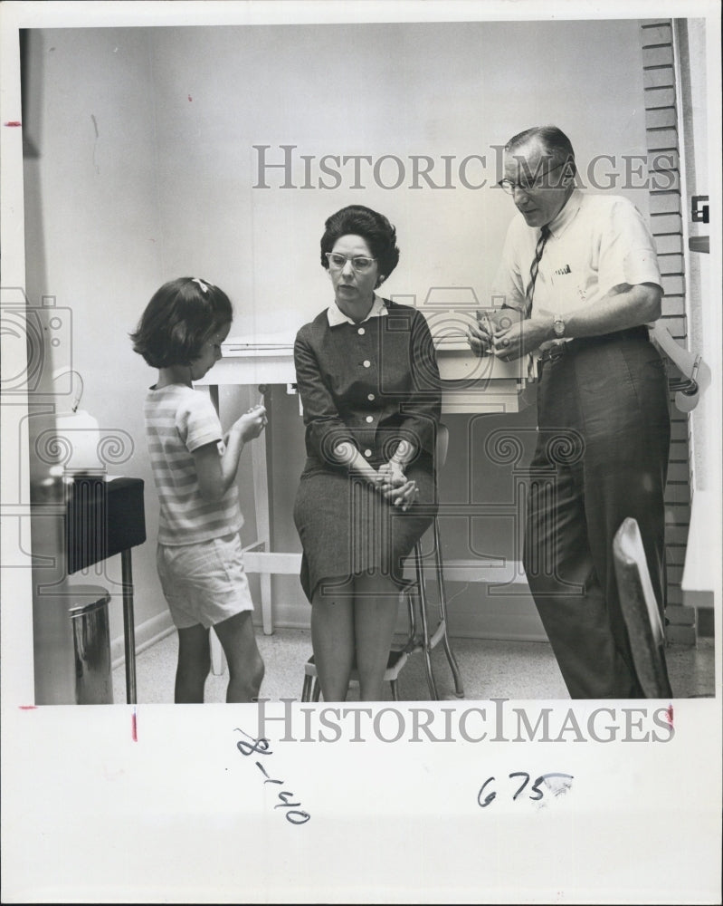 1966 Press Photo Pediatrician Dr. Palmer Talks With Patient Her Mother - Historic Images