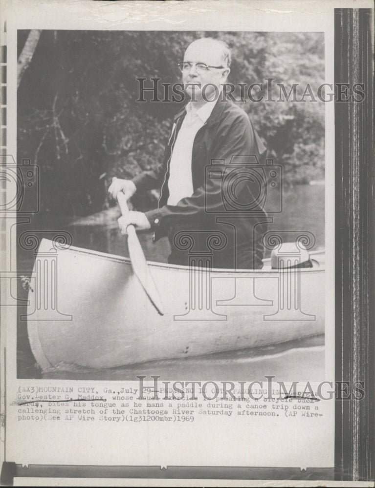 1969 Georgia Gov. Lester Maddox paddle canoe trip - Historic Images