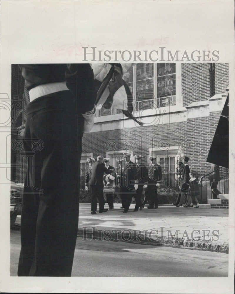 1967 Pilots carry Lt. Hanna casket Mrs. Hanna daughter - Historic Images