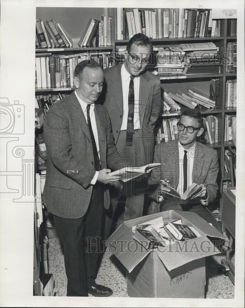 1962 Mark Hannan librarian men Times book donation Florida - Historic Images